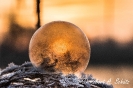 aufgehende Sonne in gefrorener Seifenblase